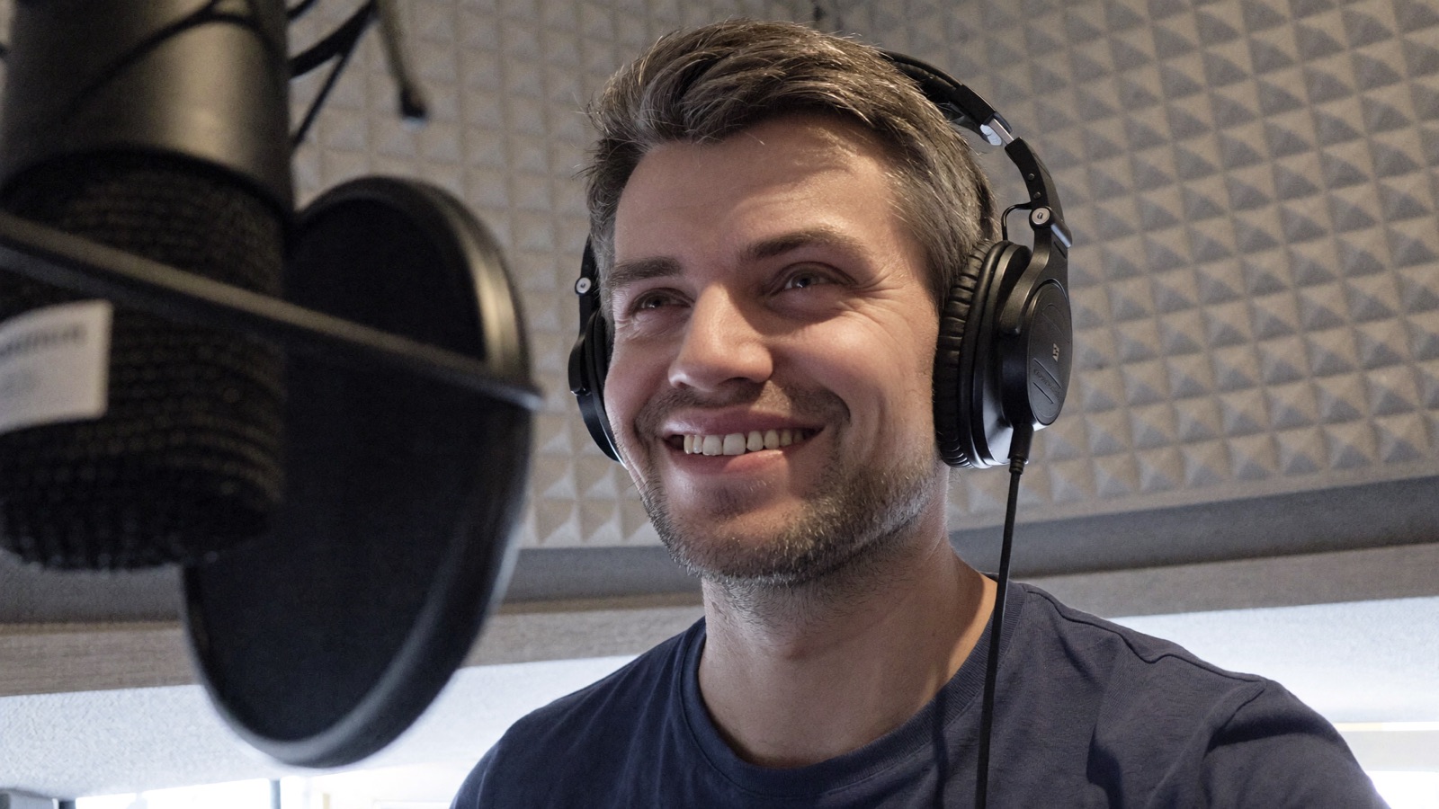 Dominik Jungheim, der Voice Over Fella, im Studio